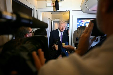 Trump mit Journalisten an Bord von Air Force One
