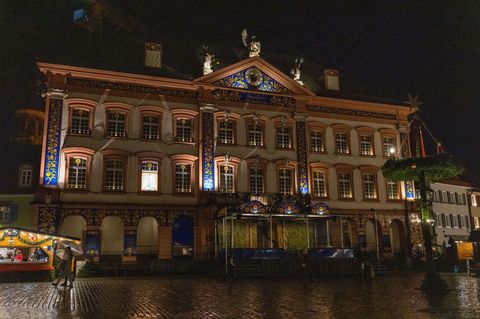 In der historischen Altstadt von Gengenbach im Schwarzwald wird die Fassade des Rathauses zu einem überdimensionierten Adventska