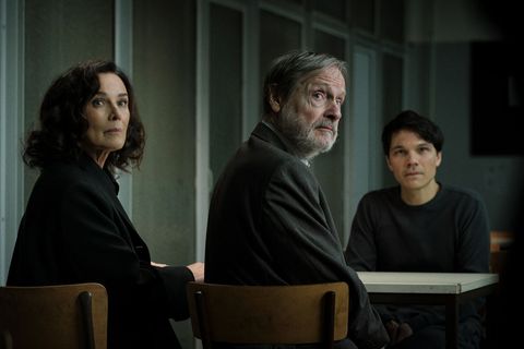 Anwältin Anna Conti (Désirée Nosbusch) und Friedrich Klopfer (Michael Wittenborn) besuchen dessen Sohn Falk Klopfer (Sebastian U