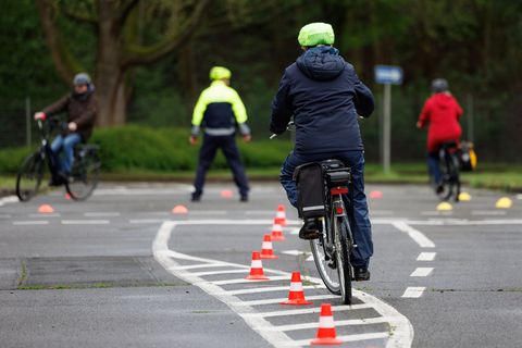 Radfahrer fahren mit ihren Pedelecs über einen Verkehrsübungsplatz. (Archivbild) Foto: Friso Gentsch/dpa
