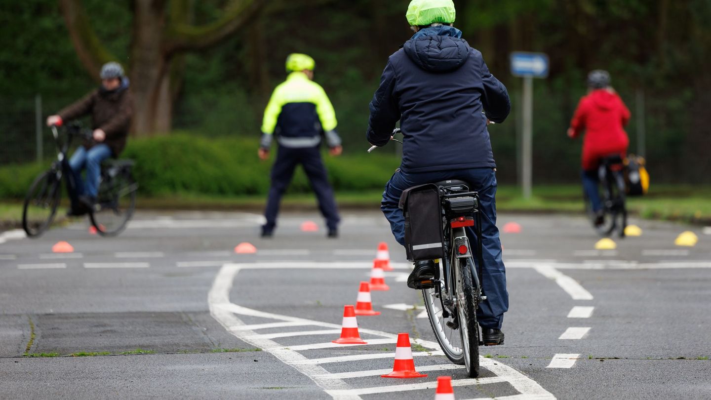 Radfahrer fahren mit ihren Pedelecs über einen Verkehrsübungsplatz. (Archivbild) Foto: Friso Gentsch/dpa