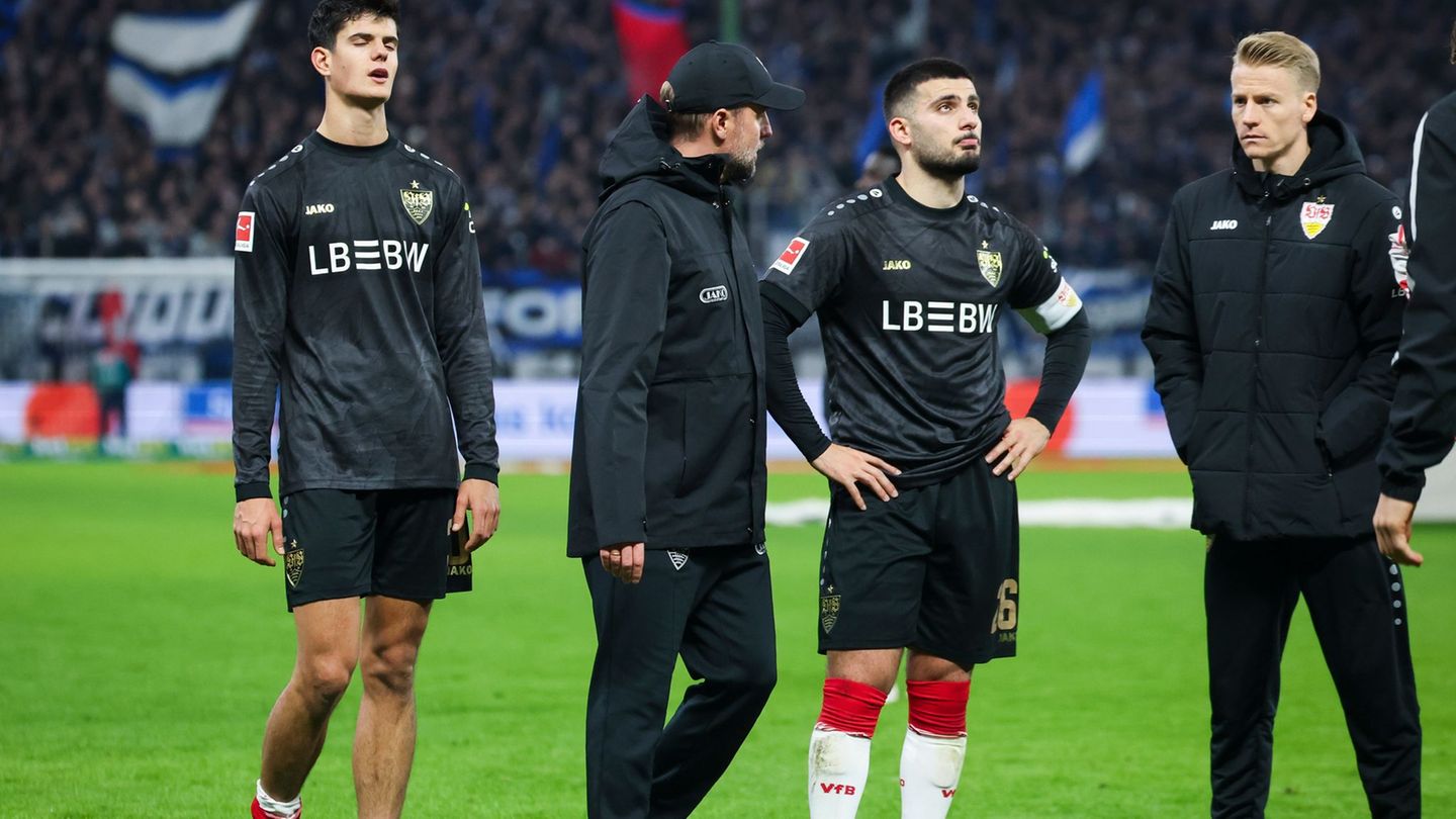 Die Spieler des VfB Stuttgart stehen nach dem bitteren 1:2 in Hamburg vor der Fankurve. Foto: Christian Charisius/dpa