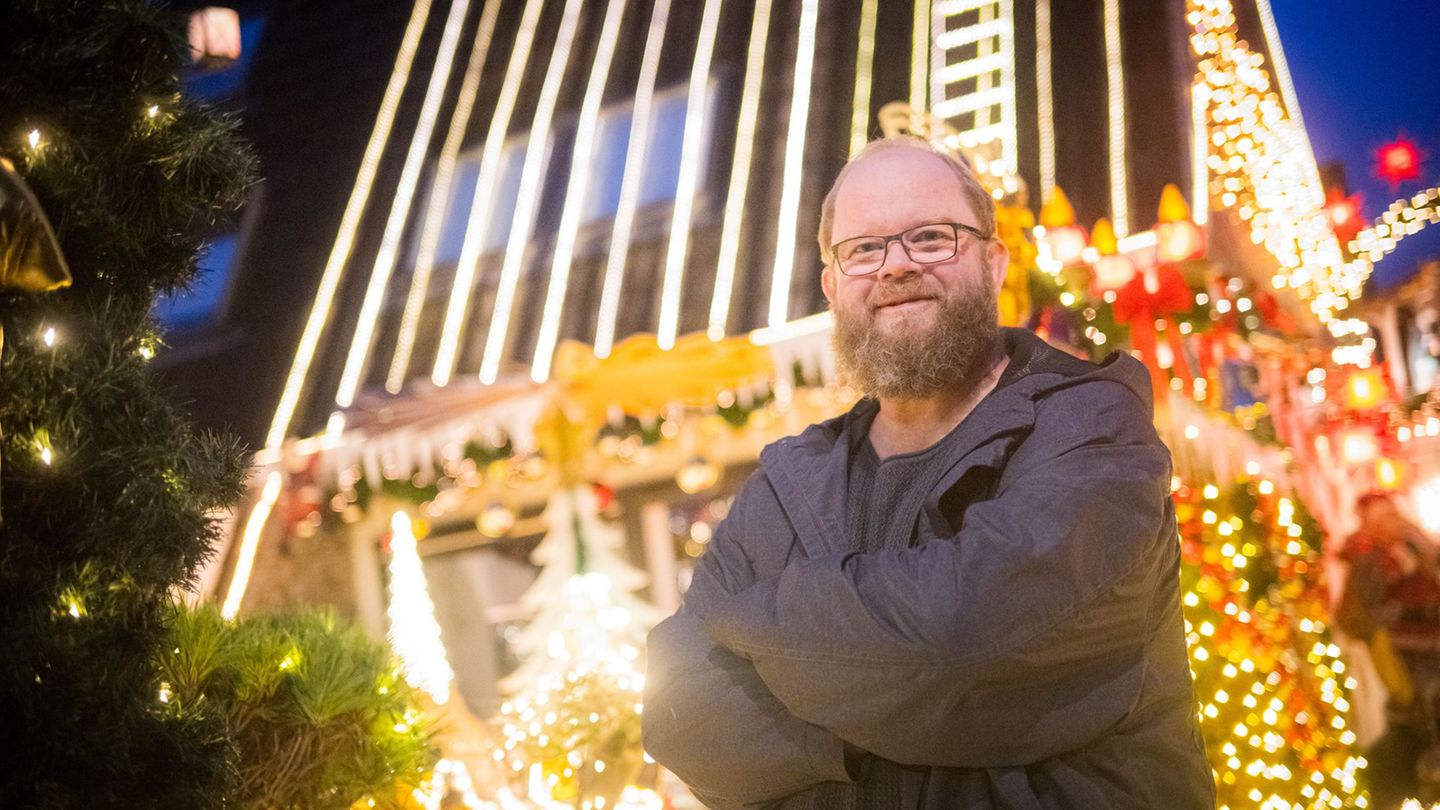 Sven Borchart hat die 60 000 Lichter mit seinem Stiefsohn angebracht. Foto: Sina Schuldt/dpa