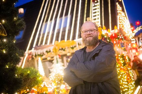 Sven Borchart hat die 60 000 Lichter mit seinem Stiefsohn angebracht. Foto: Sina Schuldt/dpa