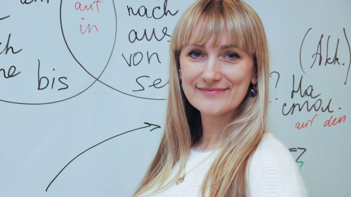 Oksana Hryb unterrichtet ehrenamtlich Deutsch. In der Ukraine war sie Englischlehrerin. Foto: Anja Sokolow/dpa-Zentralbild/dpa