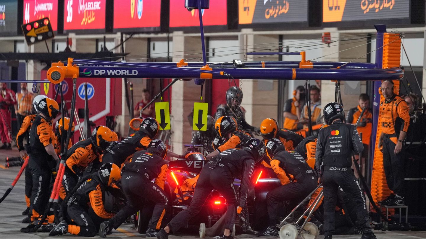 Die Lampen brennen in bisschen bei McLaren. Foto: Altaf Qadri/AP POOL/AP/dpa