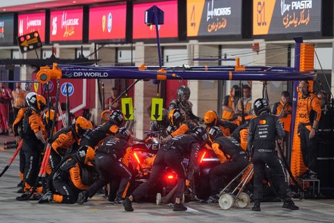 Die Lampen brennen in bisschen bei McLaren. Foto: Altaf Qadri/AP POOL/AP/dpa