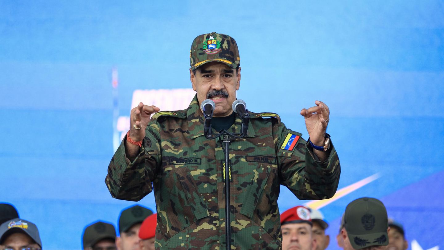 Nicolás Maduro, Präsident von Venezuela, hält in Tarnfleck-Uniform eine Rede