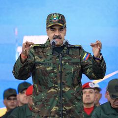 Nicolás Maduro, Präsident von Venezuela, hält in Tarnfleck-Uniform eine Rede