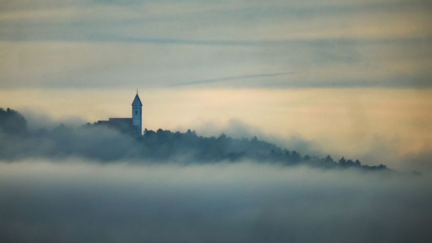 Neblig startet die Woche unter anderem in Oberschwaben. (Archivbild) Foto: Thomas Warnack/dpa