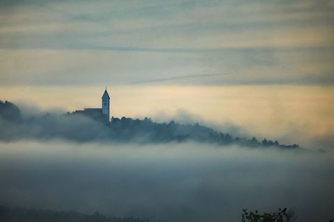Neblig startet die Woche unter anderem in Oberschwaben. (Archivbild) Foto: Thomas Warnack/dpa
