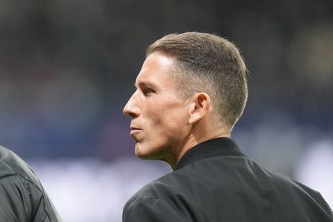 Die Zukunft von Wolfsburgs Coach Daniel Bauer ist ungewiss. Foto: Thomas Frey/dpa