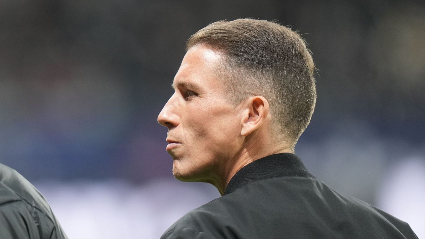 Die Zukunft von Wolfsburgs Coach Daniel Bauer ist ungewiss. Foto: Thomas Frey/dpa