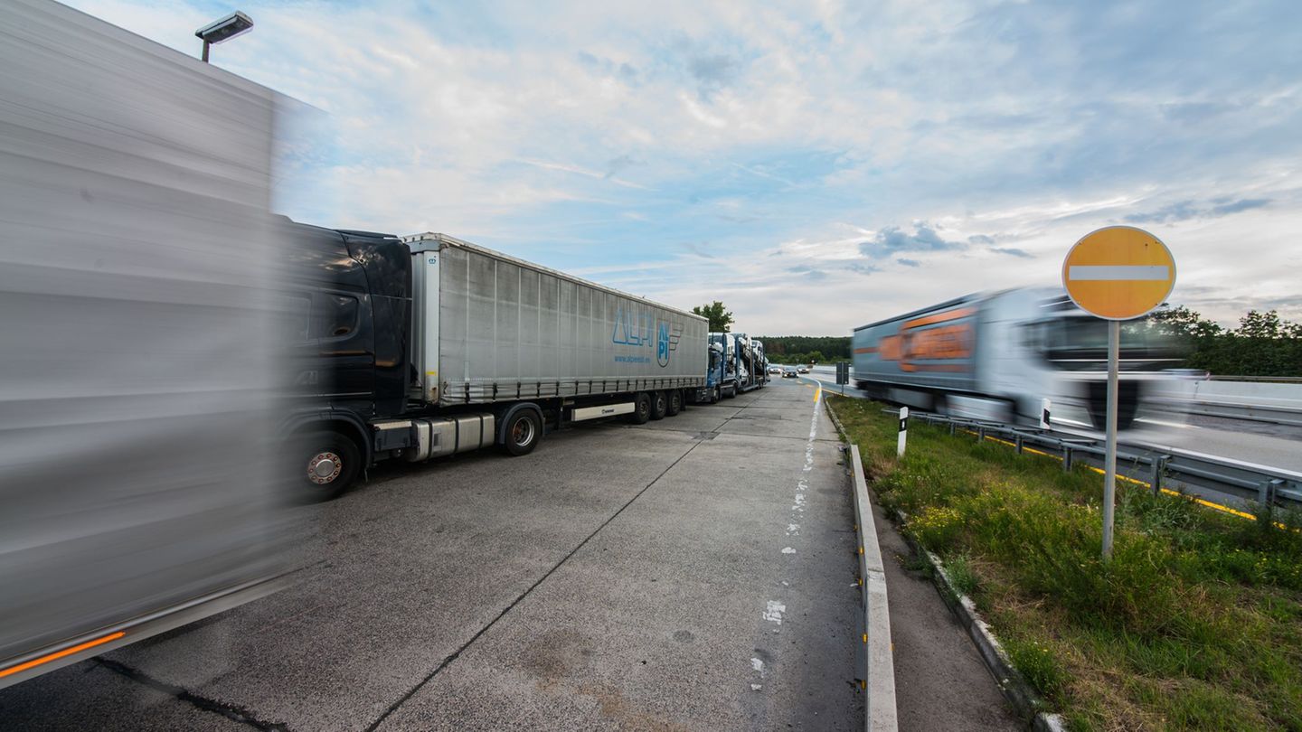 Laut einer ADAC-Erhebung an 100 Rastanlagen gehören falsch abgestellte Lastwagen zum Alltag – mit erheblichen Sicherheitsrisiken