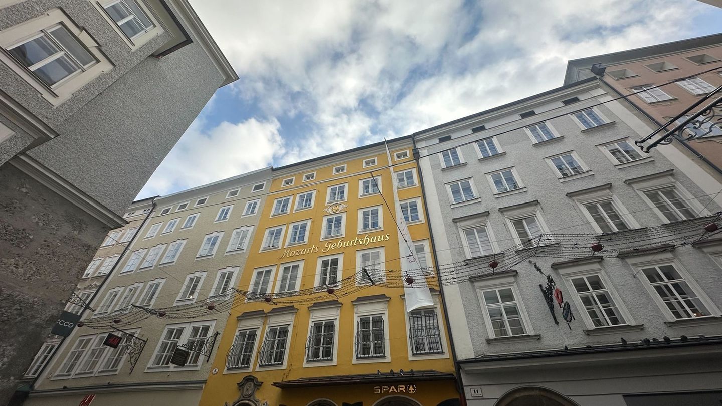 Blick auf das Geburtshaus von Mozart in der Getreidegasse in der Salzburger Altstadt. (Archivbild) Foto: Gregor Tholl/dpa