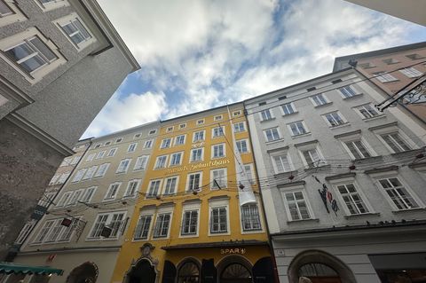 Blick auf das Geburtshaus von Mozart in der Getreidegasse in der Salzburger Altstadt. (Archivbild) Foto: Gregor Tholl/dpa