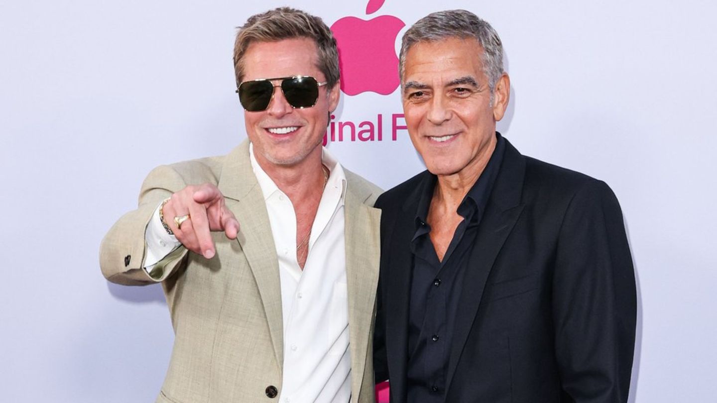 George Clooney (r.) verlor einst eine Rolle an Brad Pitt.