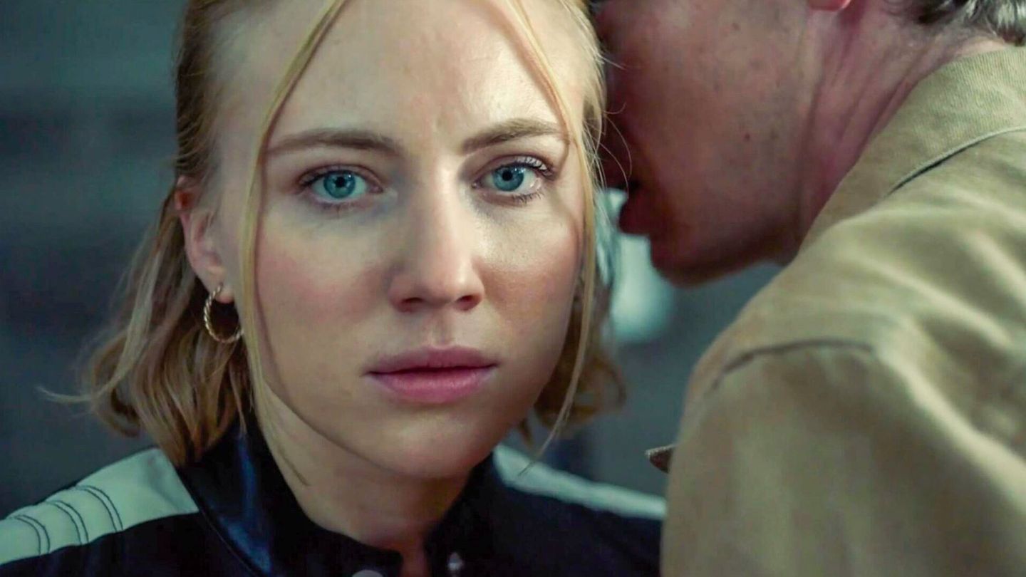 Wie weit geht Aga (Elisa Schlott), um an Informationen zu kommen?