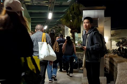 Miles Kwan beim Verteilen von Flugblättern in Hongkong
