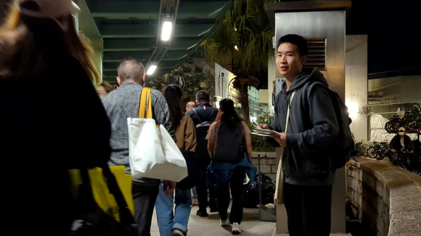 Miles Kwan beim Verteilen von Flugblättern in Hongkong