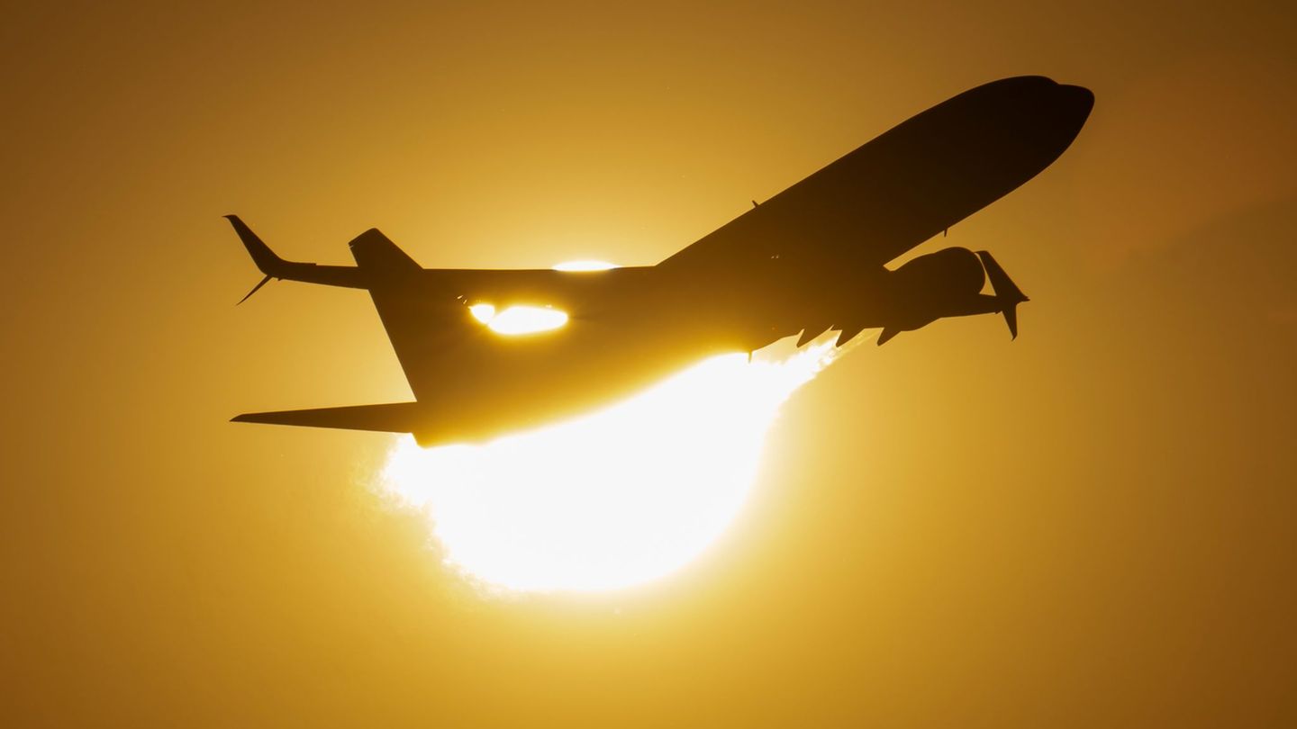 Mehr Flugreisende als im Vorjahressommer - aber das Vor-Corona-Niveau ist noch nicht erreicht. (Symbolbild) Foto: Boris Roessler