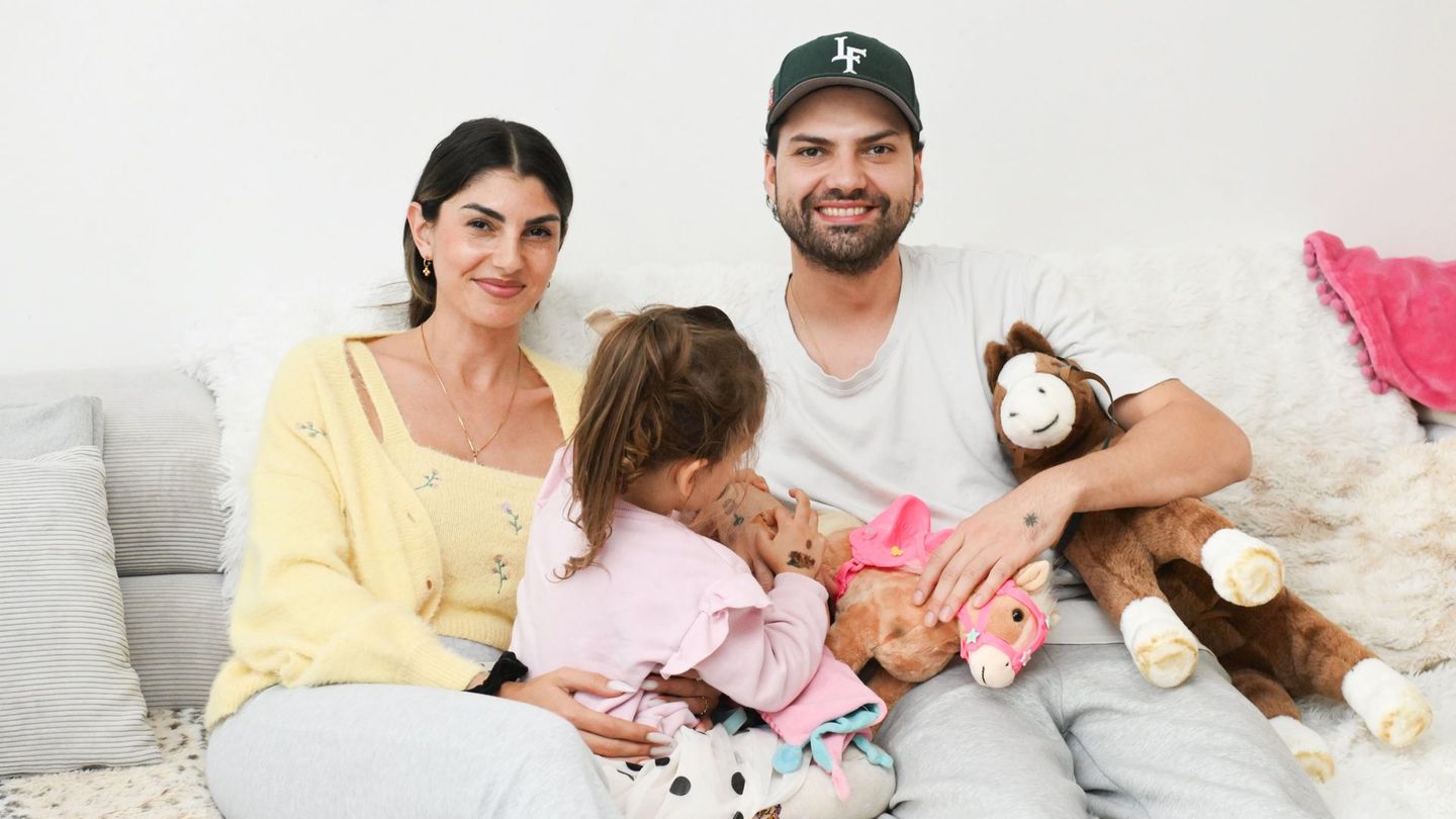 In der neuen Sky Original Serie "Yeliz & Jimi – We Are Family?!" geben Yeliz Koc und Jimi Blue Ochsenknecht einen Einblick in ihr privates Familienleben.