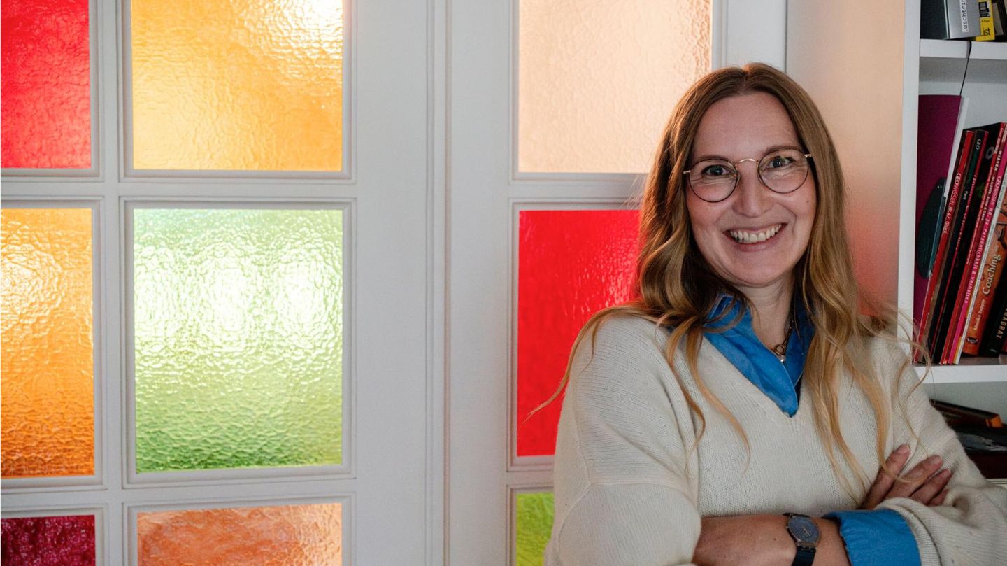 Franca Cerutti vor einer bunten Glastür