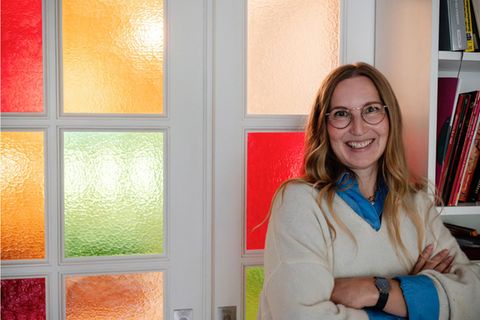 Franca Cerutti vor einer bunten Glastür