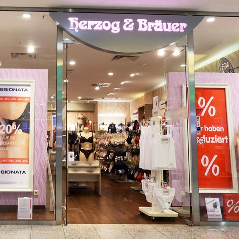 In rund 100 Filialen und im eigenen Onlineshop verkauft Herzog & Bräuer Dessous und Unterwäsche bekannter Marken. Ende November hat die Kette Insolvenz angemeldet, wie unter anderem das Fachmagazin "Textilwirtschaft" berichtet. Es ist die zweite Insolvenz in fünf Jahren. 2020 konnte sich das Unternehmen in Eigenverwaltung sanieren und weitermachen. Nun bangen die rund 400 Mitarbeitenden erneut.