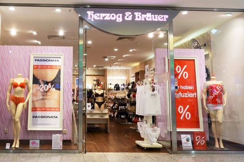 In rund 100 Filialen und im eigenen Onlineshop verkauft Herzog & Bräuer Dessous und Unterwäsche bekannter Marken. Ende November hat die Kette Insolvenz angemeldet, wie unter anderem das Fachmagazin "Textilwirtschaft" berichtet. Es ist die zweite Insolvenz in fünf Jahren. 2020 konnte sich das Unternehmen in Eigenverwaltung sanieren und weitermachen. Nun bangen die rund 400 Mitarbeitenden erneut.