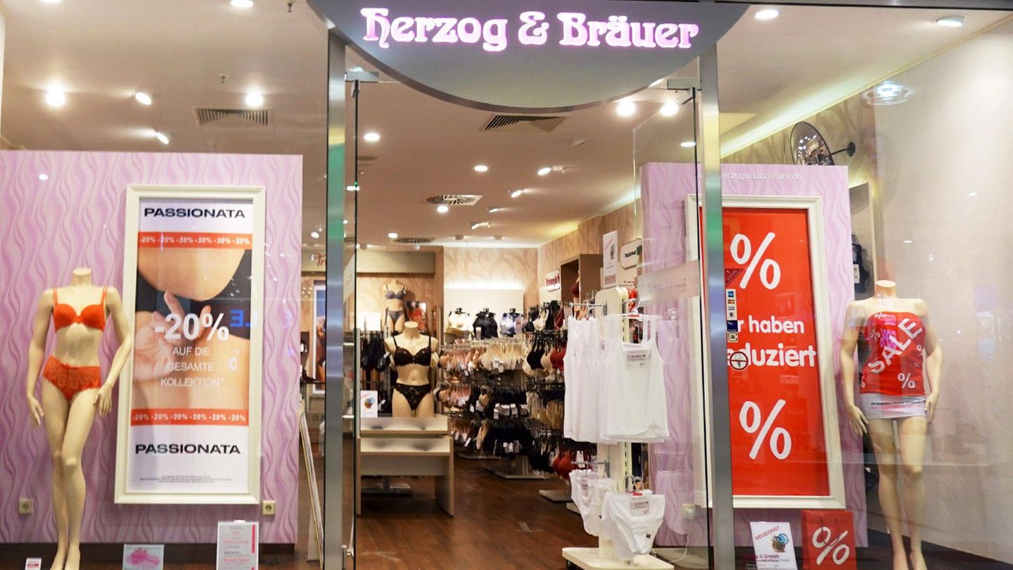 In rund 100 Filialen und im eigenen Onlineshop verkauft Herzog & Bräuer Dessous und Unterwäsche bekannter Marken. Ende November hat die Kette Insolvenz angemeldet, wie unter anderem das Fachmagazin "Textilwirtschaft" berichtet. Es ist die zweite Insolvenz in fünf Jahren. 2020 konnte sich das Unternehmen in Eigenverwaltung sanieren und weitermachen. Nun bangen die rund 400 Mitarbeitenden erneut.