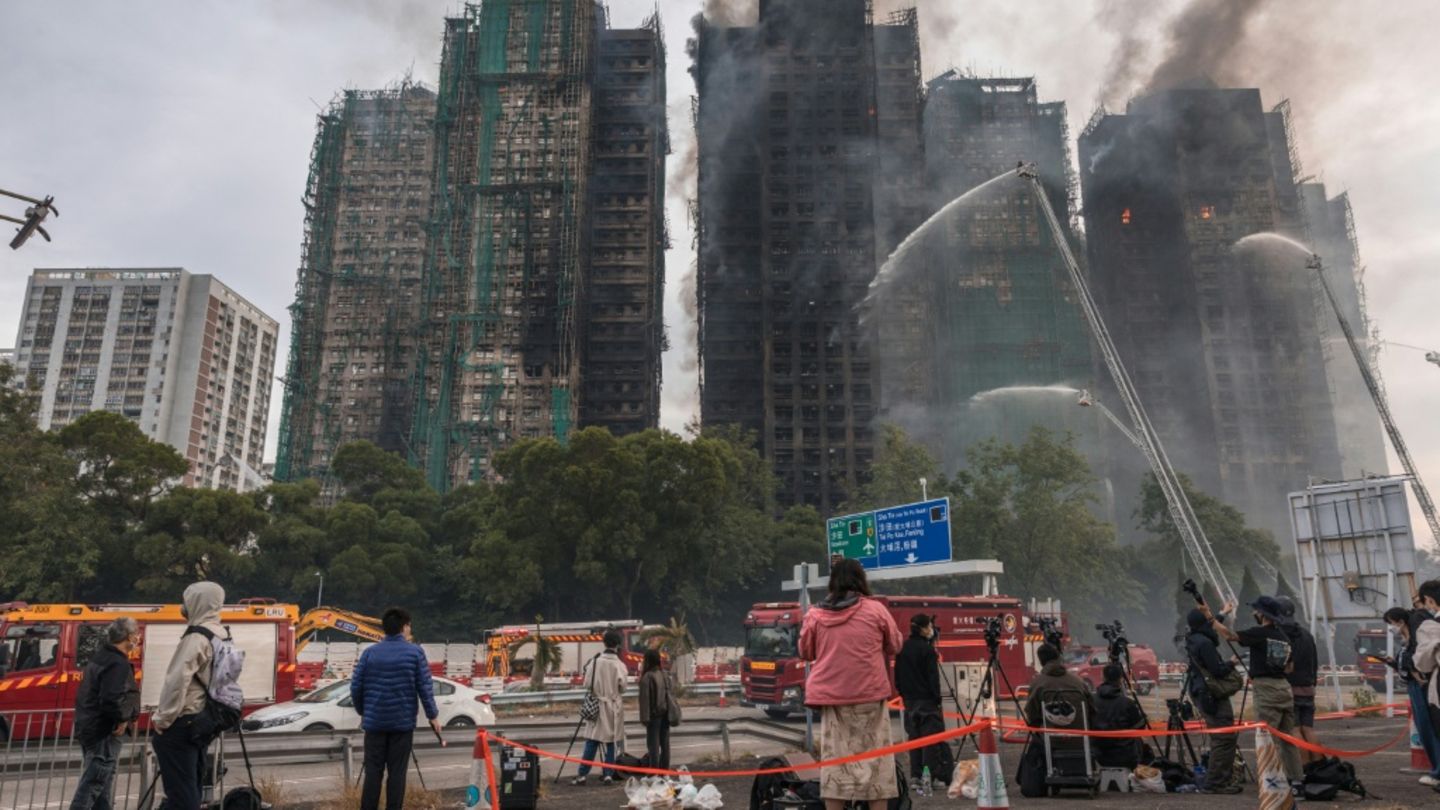 Feuer über den Hochhäusern nach dem Großbrand am Mittwoch