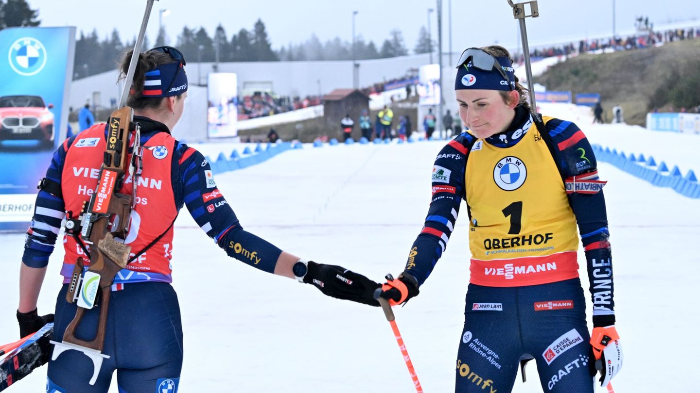 Eiszeit: Julia Simon und Justine Braisaz-Bouchet (r) beschränken ihren Kontakt auf ein Minimum. (Archivbild) Foto: Martin Schutt