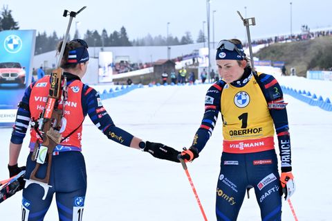 Eiszeit: Julia Simon und Justine Braisaz-Bouchet (r) beschränken ihren Kontakt auf ein Minimum. (Archivbild) Foto: Martin Schutt