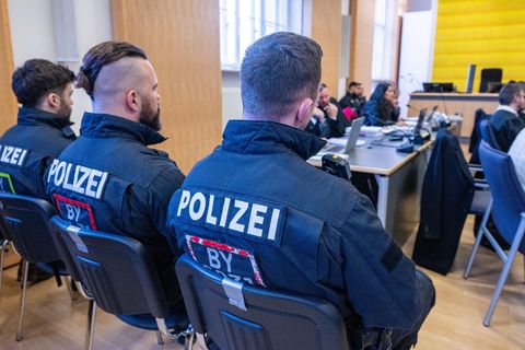 Laut Anklage überwältigten vier Männer am 17. August 2024 einen Mitarbeiter des BKH Straubing, um die Öffnung der Pforte zu erzw