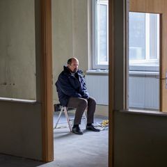 Stromberg sitzt in einem entkernten Büro