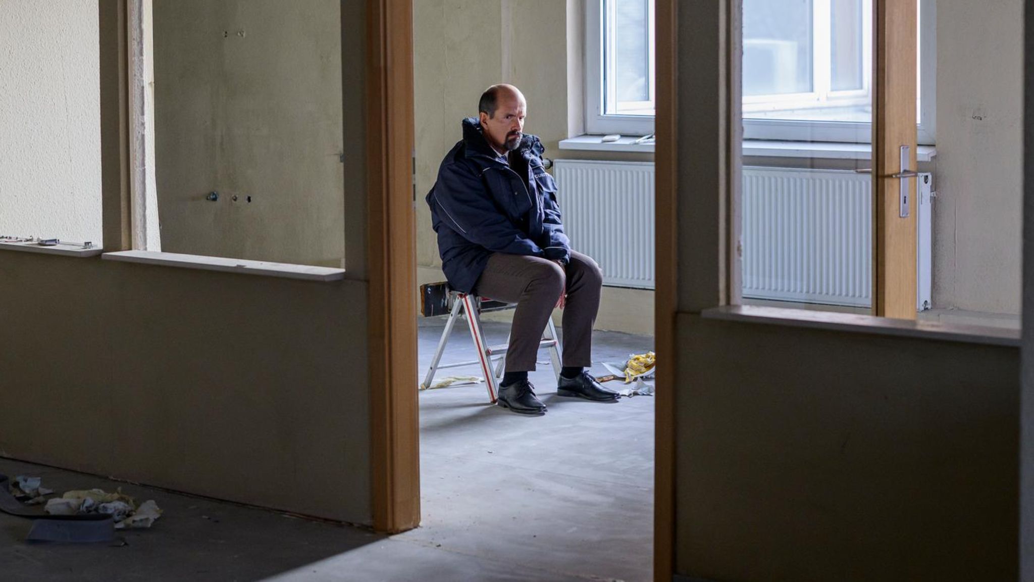 Stromberg sitzt in einem entkernten Büro