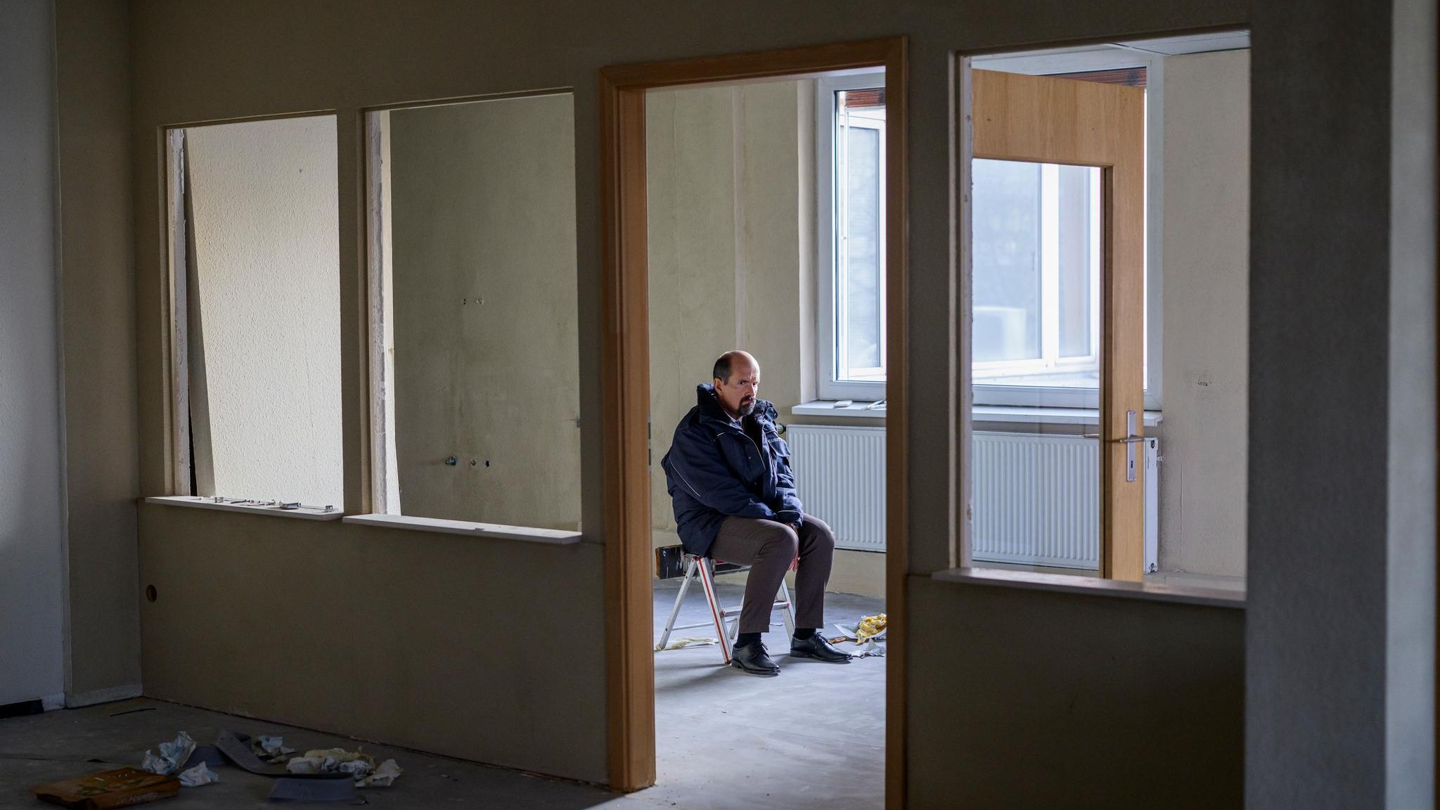 Stromberg sitzt in einem entkernten Büro