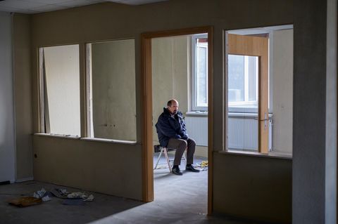 Stromberg sitzt in einem entkernten Büro