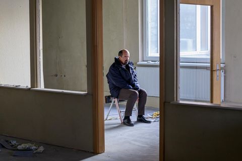 Stromberg sitzt in einem entkernten Büro