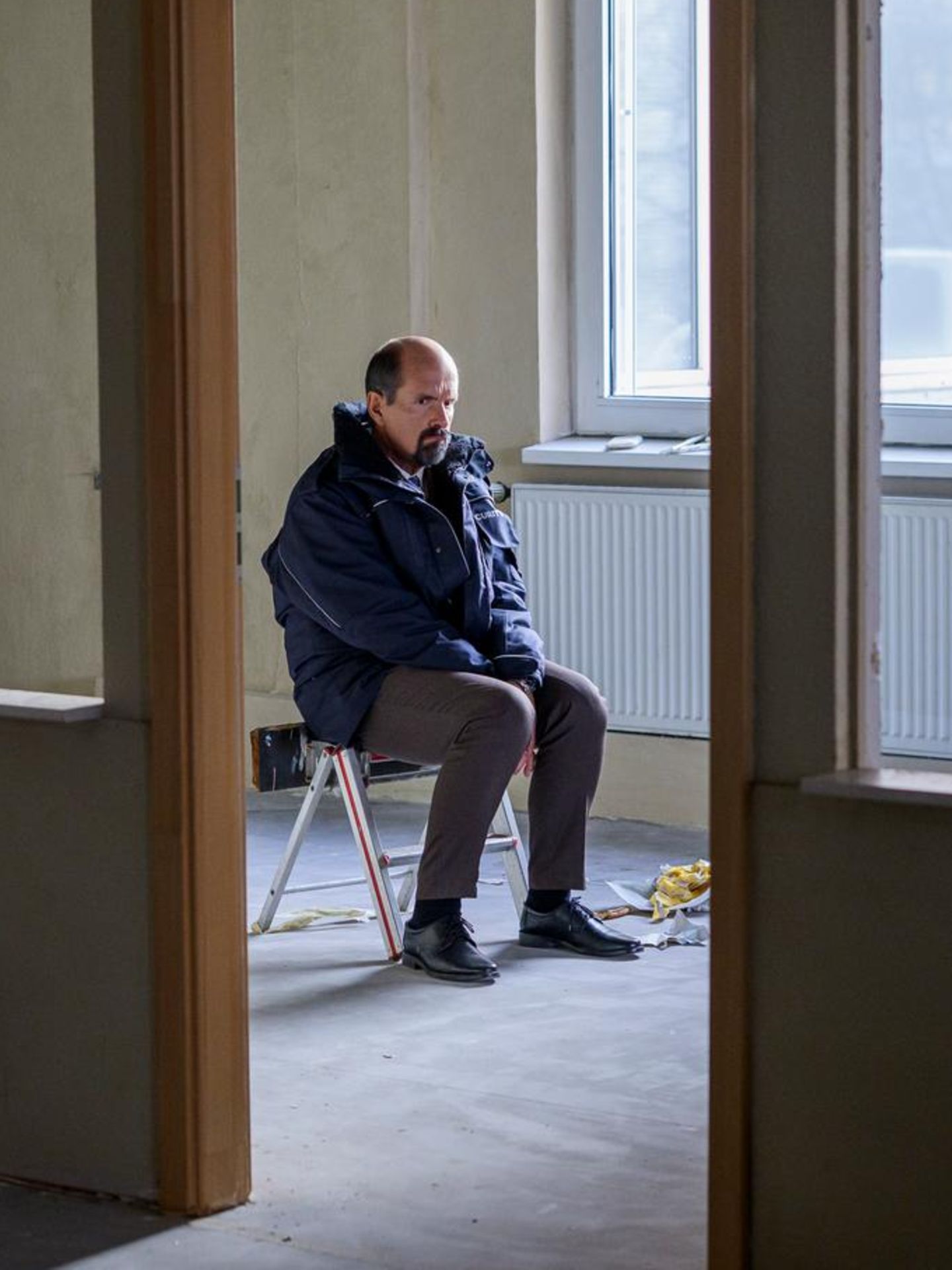 Stromberg sitzt in einem entkernten Büro