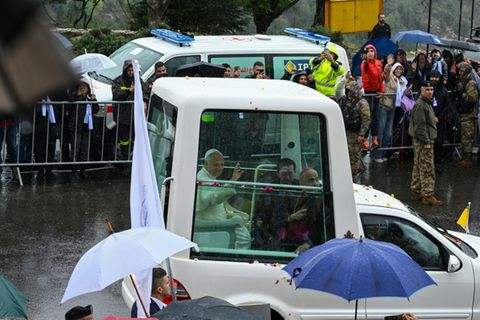 Papst Leo XIV. winkt in Annaya aus seinem Papamobil