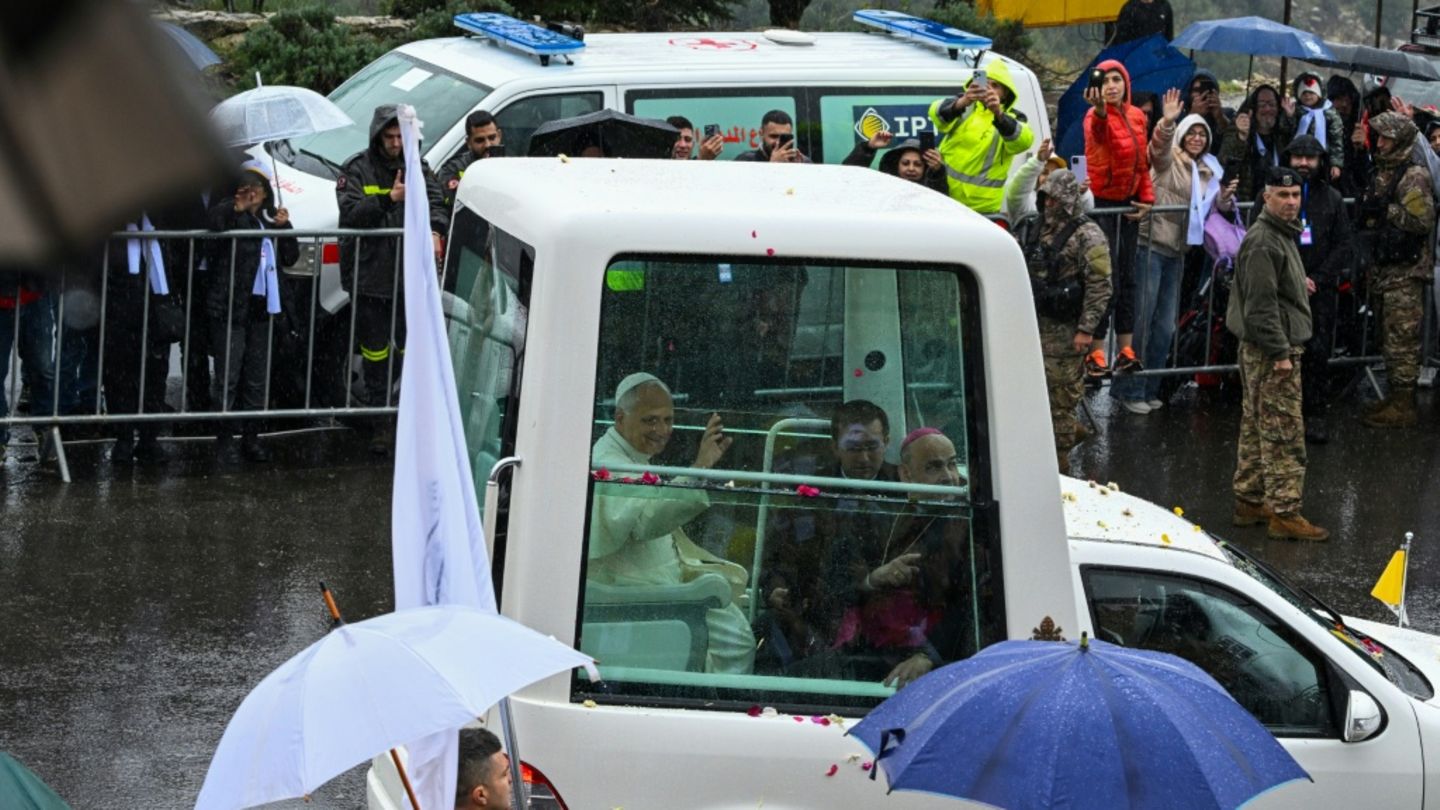 Papst Leo XIV. winkt in Annaya aus seinem Papamobil