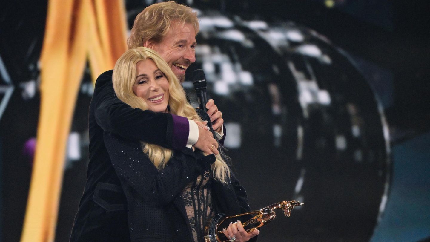 "Bist du Cher?": Zunächst erkannte der 75-Jährige die Sängerin bei der Bambi-Verleihung Mitte November kaum, dann herzte er sie über die Maßen