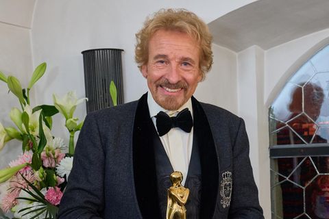 Thomas Gottschlak im Anzug und mit Fliege bei der Romy-Verleihung