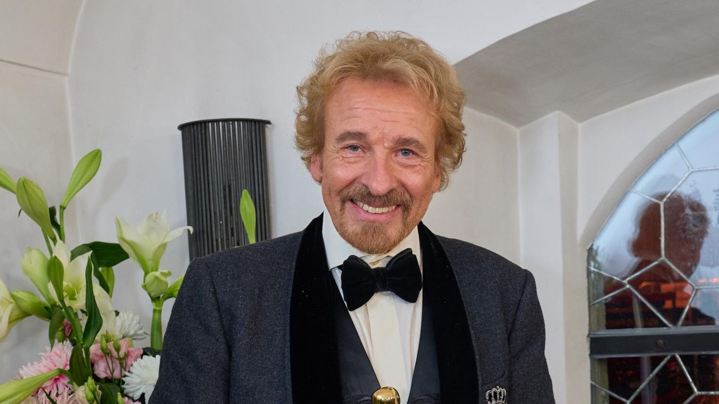 Thomas Gottschlak im Anzug und mit Fliege bei der Romy-Verleihung