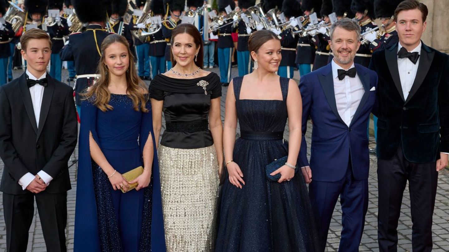 Prinz Vincent, Prinzessin Josephine, Königin Mary, Prinzessin Isabella, König Frederik und Prinz Christian bei einem gemeinsam