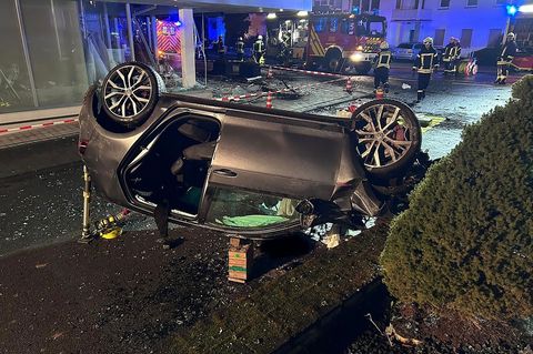 Die Einsatzkräfte sprachen von einem "enormen Trümmerfeld". Foto: Jürgen Kneer/Feuerwehr Olsberg/dpa