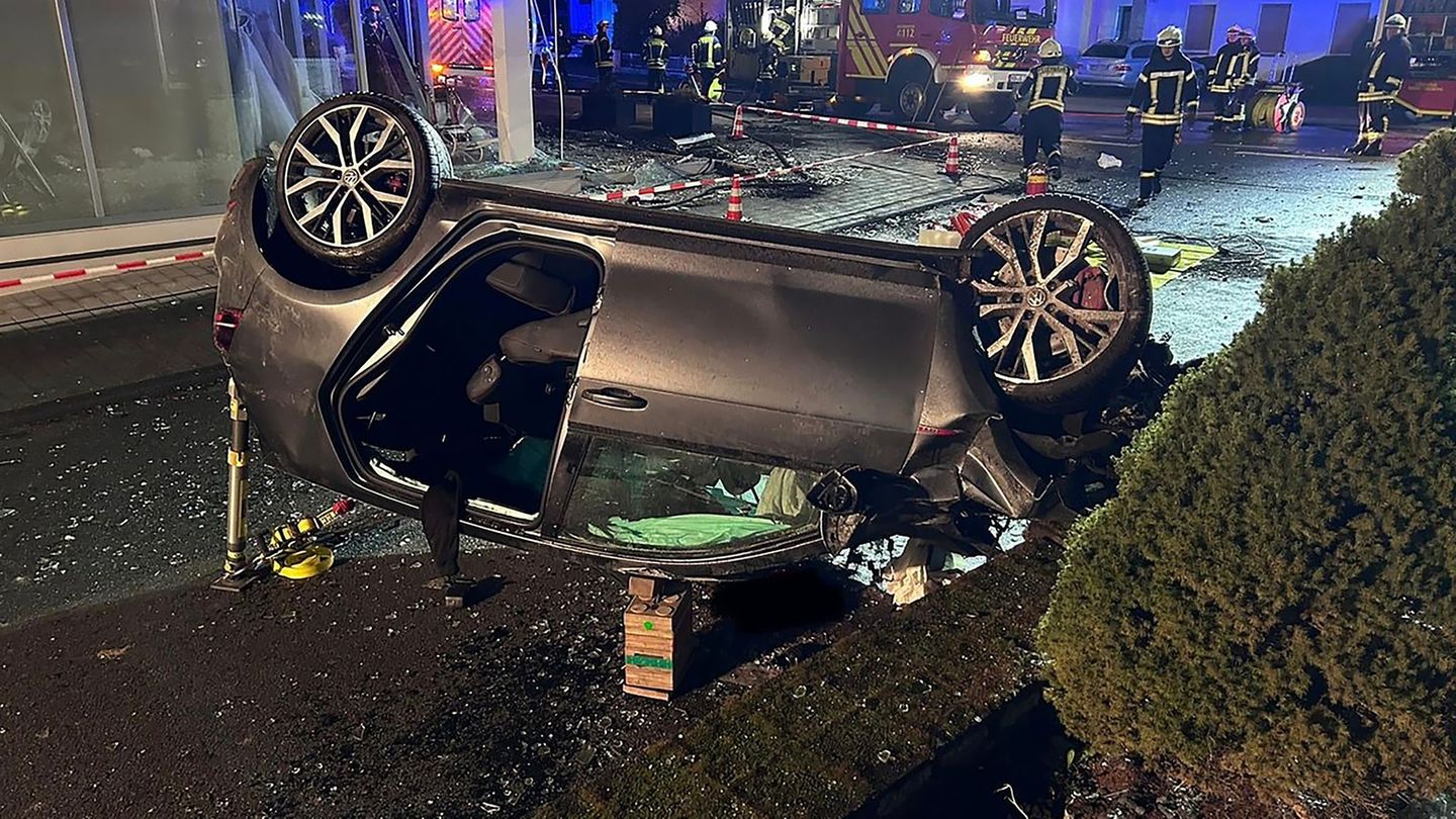 Die Einsatzkräfte sprachen von einem "enormen Trümmerfeld". Foto: Jürgen Kneer/Feuerwehr Olsberg/dpa