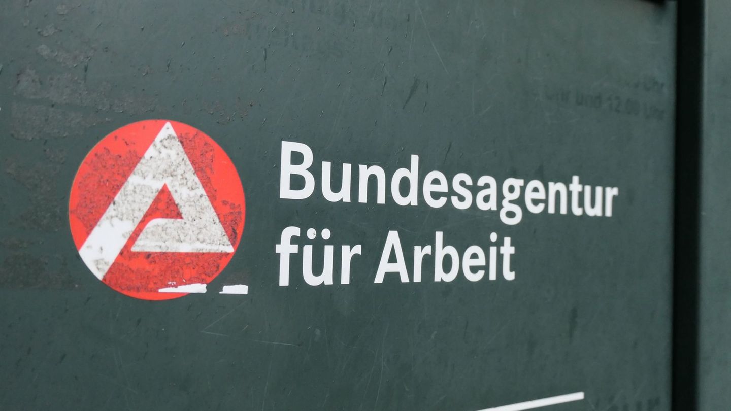 Laut Bundesagentur für Arbeit sind die Betroffenen auf dem Arbeitsmarkt weiterhin benachteiligt. (Symbolbild) Foto: Helge Toben/